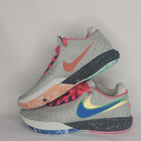 Nike - Picture 5 of 11